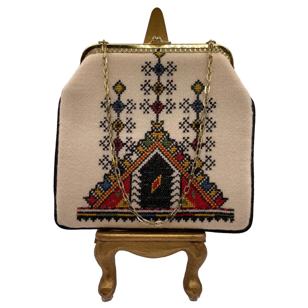 Vintage Needlepoint Purse 1980s w/Gold Kisslock Latch & Chain Pre-owned